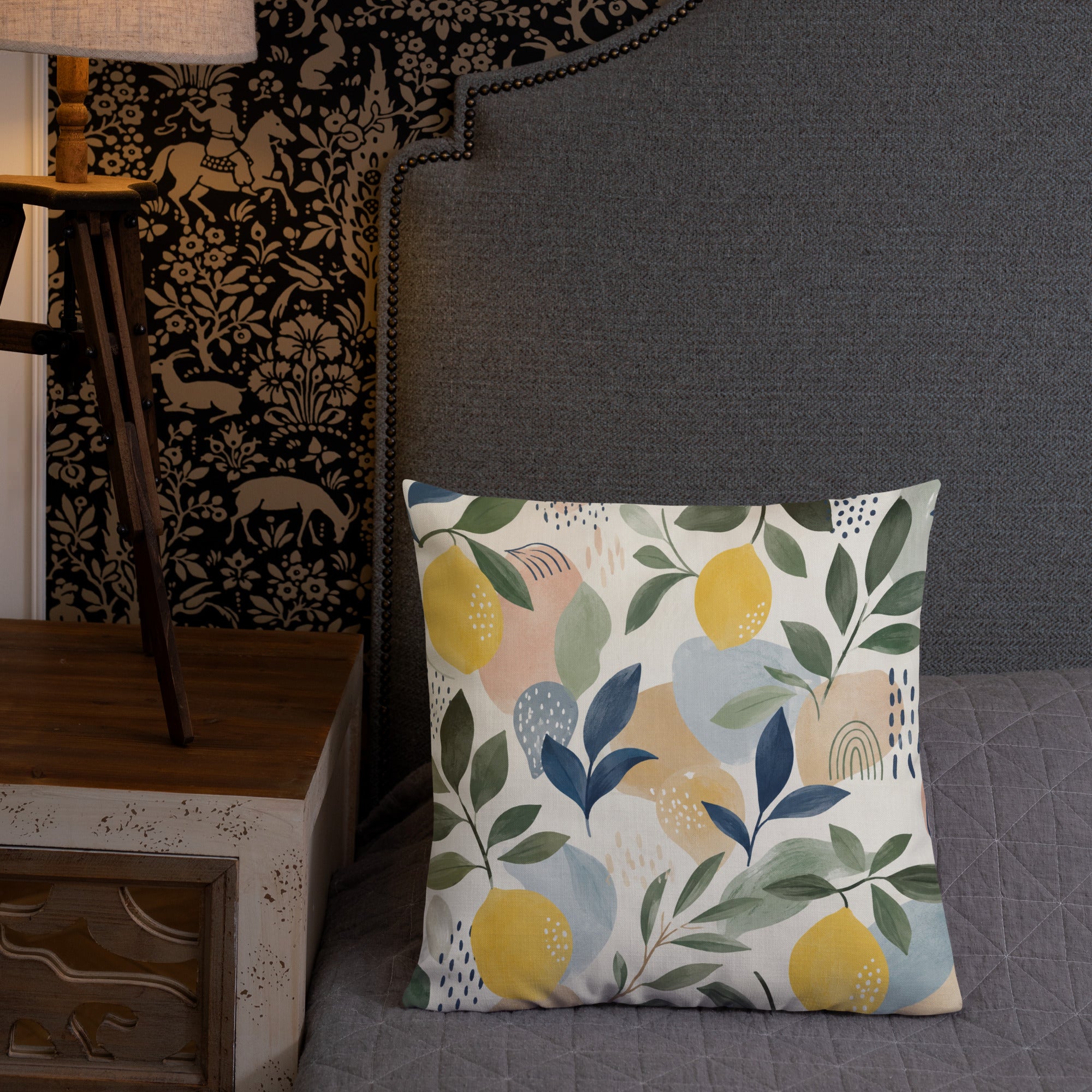 Coussin décoratif floral Citrus Flow sur canapé, collection Alichacap