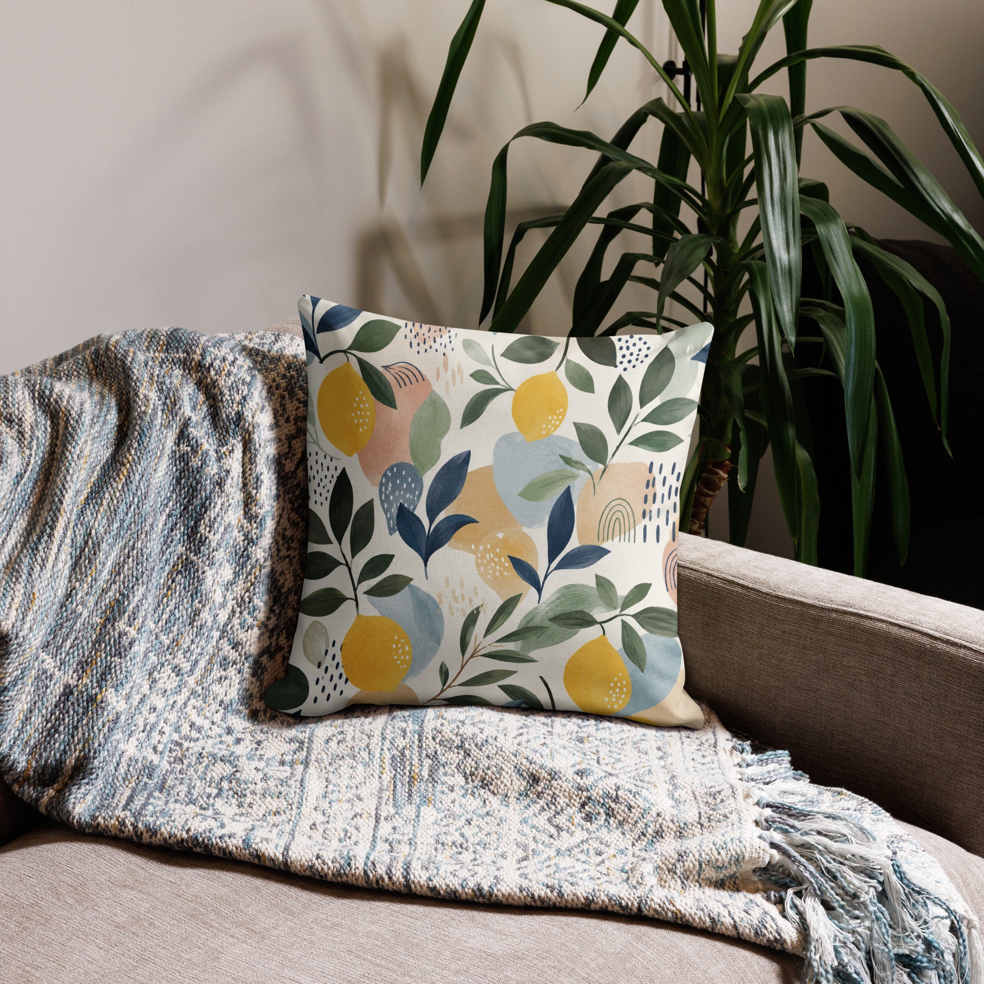 Coussin décoratif floral Citrus Flow sur canapé, collection Alichacap